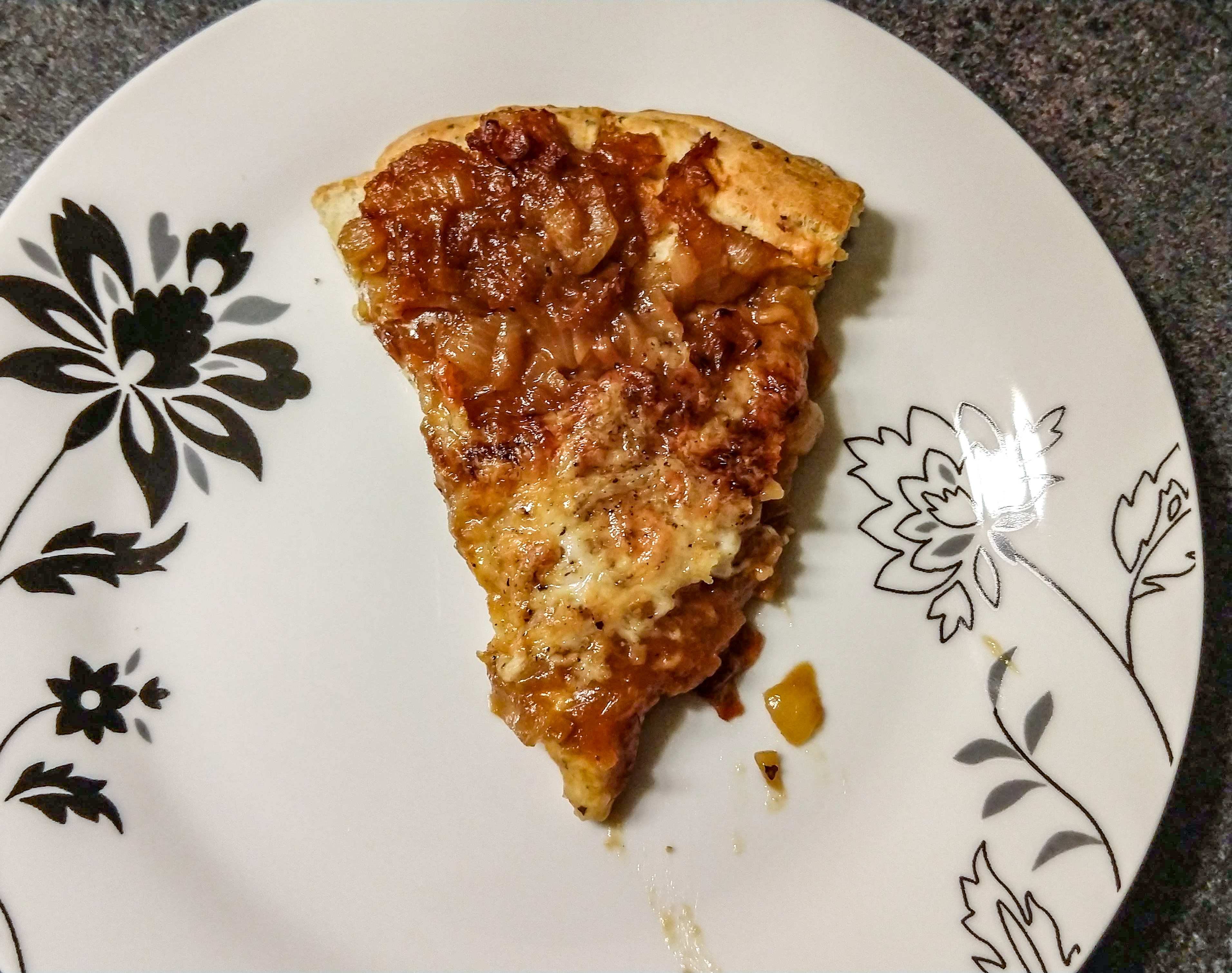 french onion pizza slice